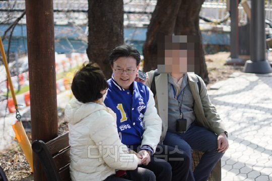 채현일 더불어민주당 서울 영등포구갑 후보가 24일 오후 안양천에서 현장유세를 하고 있다. 한 시민과 소통 중인 채 후보의 모습. <채현일 후보 캠프 제공>